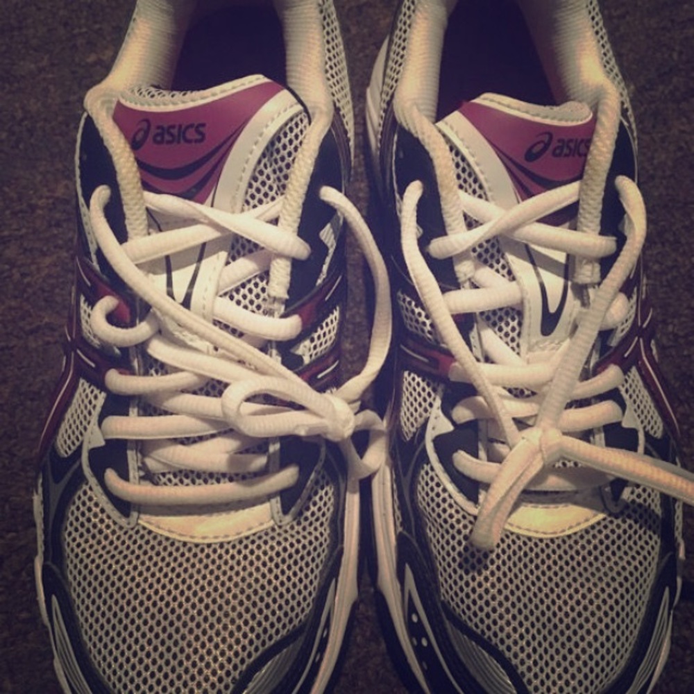 Oasis tennis shoes